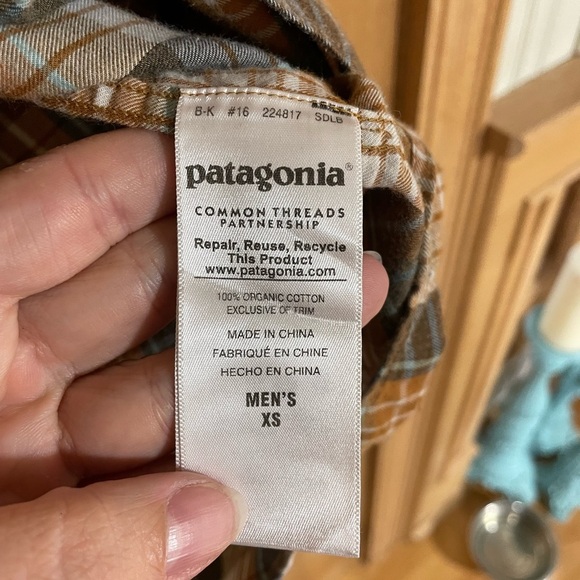 PATAGONIA- Men's Long-Sleeved Organic Pima Cotton Shirt - Picture 4 of 4